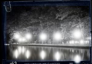 MUO-041347: Maksimirsko jezero u noći: negativ