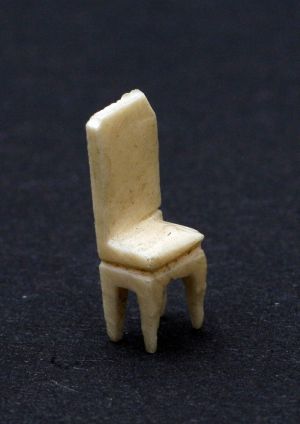 MUO-017742/04: stolac: minijaturni predmet