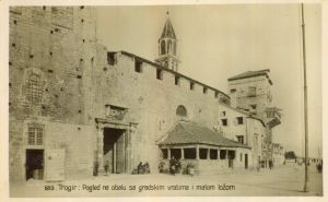 MUO-049393: Trogir - Pogled na obalu s gradskim vratima i malom ložom: razglednica
