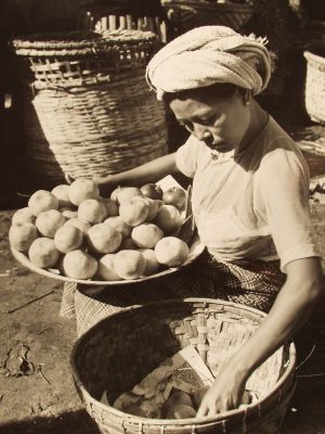 MUO-035626: Prodavačica voća, Rangoon, 1956.: fotografija