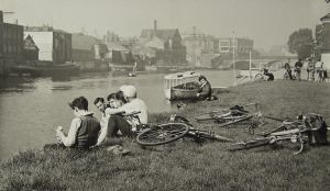 MUO-035699: Dječaci  uz rijeku, York, 1954.: fotografija