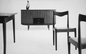 MUO-017035/06: Komoda, stol  i stolice I: fotografija