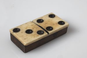 MUO-051650/26: Domino: pločica za domino