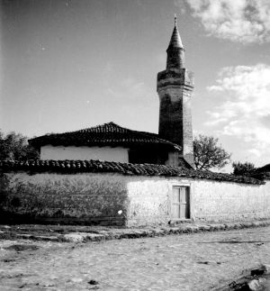 MUO-035157/190: Džamija s minaretom ograđena zidom: negativ