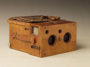 MUO-013608: Fotoaparat (u drvenoj kutiji): fotoaparat