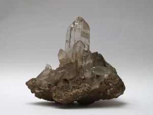 MUO-018870: neobrađen grumen: gorski kristal