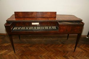 MUO-015605: Stolni klavir: klavir