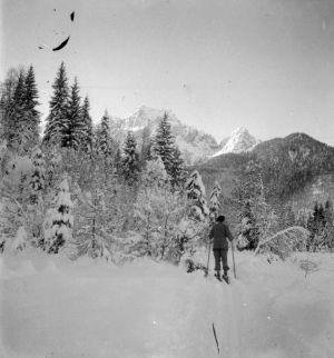 MUO-051462: Podkoren - skijaš u snijegu: negativ