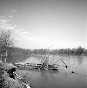 MUO-035157/200: Pogled na rijeku s čamcem: negativ