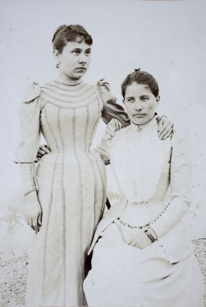 MUO-044557/161: Dvije mlade žene u bjelini: fotografija