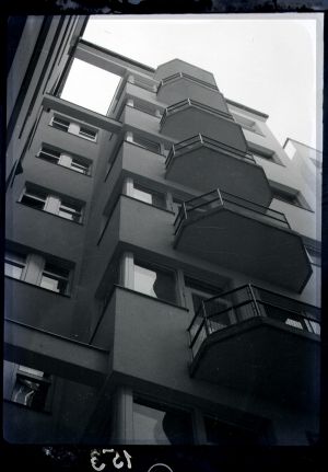 MUO-041252: Balkoni na zakladnoj zgradi na Jelačićevu trgu: negativ