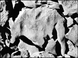 MUO-040501: Figura u kamenu: fotografija