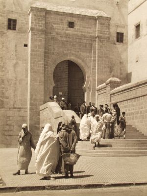 MUO-035599: Pred sudnicom, Kasablanka, 1954.: fotografija