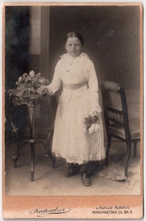MUO-051933: Djevojčica u bijeloj haljini: fotografija
