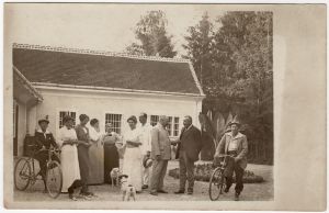MUO-051024: Grupni portret pred kućom: fotografija