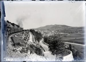 MUO-041890: Izletnički vlak ostavlja Split: negativ
