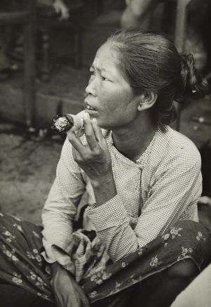 MUO-035753: Žena s cigarom, Rangoon, 1956.: fotografija