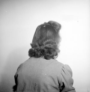 MUO-028025: Ženski portret s leđa: negativ
