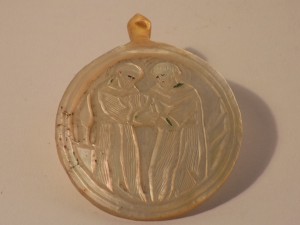 MUO-005290: Medaljon s prikazom redovnika: reljef na školjki