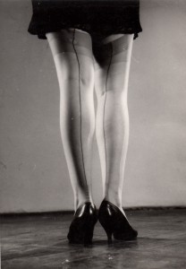 MUO-055894: Portret ženskih nogu sa stražnje strane.: fotografija