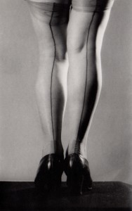 MUO-055895: Portret ženskih nogu u crnim cipelama.: fotografija