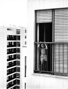 MUO-052715: Dječak na balkonu, Vežica: fotografija