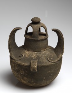 MUO-004168/25: Vaza s poklopcem (imitacija trojanske keramike): vaza s poklopcem