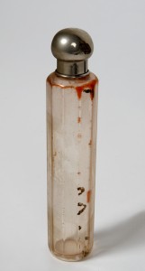 MUO-056111/04: Bočica s čepom (dio toaletne garniture): bočica s čepom