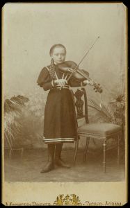 ZAG-0103/34: Anka Gvozdanović svira violinu: fotografija