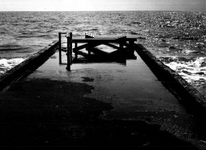 MUO-052687: Crno more klupe na moru.: fotografija