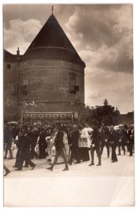 MUO-038590: Zagreb - Tjelovska procesija pred Bakačevom kulom: razglednica