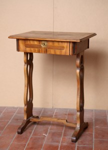 MUO-012384: Stolić za šivanje: stolić za šivanje