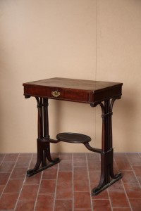 MUO-002558: Stolić za šivanje: stolić za šivanje