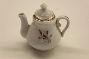 MUO-016890/44: čajnik: oprema minijaturne kuhinje