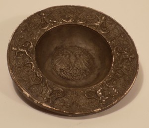 MUO-004098: Tanjur s ornamentalnom bordurom i medaljonom: dekorativni tanjur