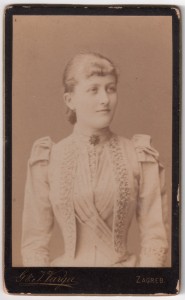MUO-037421: Žena s brošem u bijelom: fotografija