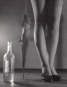 MUO-055896: Portret ženskih nogu pored kišobrana i prazne boce.: fotografija