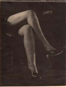 MUO-055890: Portret ženskih nogu.: fotografija