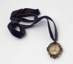 MUO-054836: Medaljon: medaljon