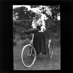 MUO-035119/44: Gospođa na triciklu: dijapozitiv