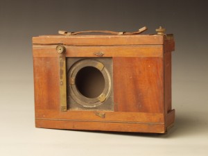 MUO-013109/01: Fotoaparat (u drvenoj kutiji): fotoaparat