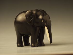 MUO-000271: slon: figura : minijaturna rezbarija