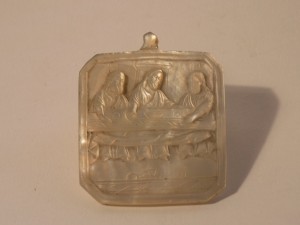 MUO-005291: Medaljon s prikazom Večere u Emausu: reljef na školjki