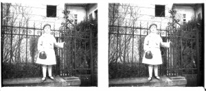 MUO-035128/03: Djevojčica pred ogradom: stereodijapozitiv