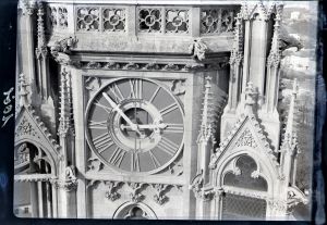 MUO-041415: Sat s tornja zagrebačke katedrale: negativ