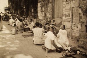 MUO-035625: Ulični brijači, Rangoon, 1956.: fotografija