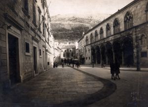 MUO-042922: Dubrovnik- Pred Kneževim dvorom: fotografija