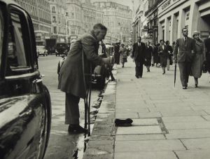 MUO-035746: Ulični svirač, London, 1954.: fotografija