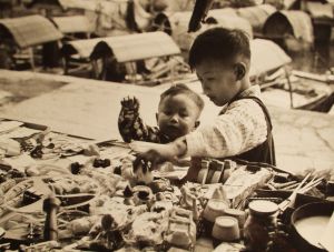 MUO-035634: Djeca i igračke, Hong Kong, 1956.: fotografija