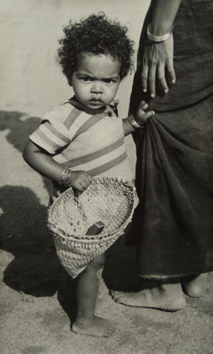 MUO-035724: Dijete uz majku, Madras, 1955.: fotografija